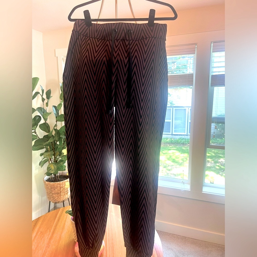 NWT Noli Vienna Jaquard Jogger size Large in Brown/ Black